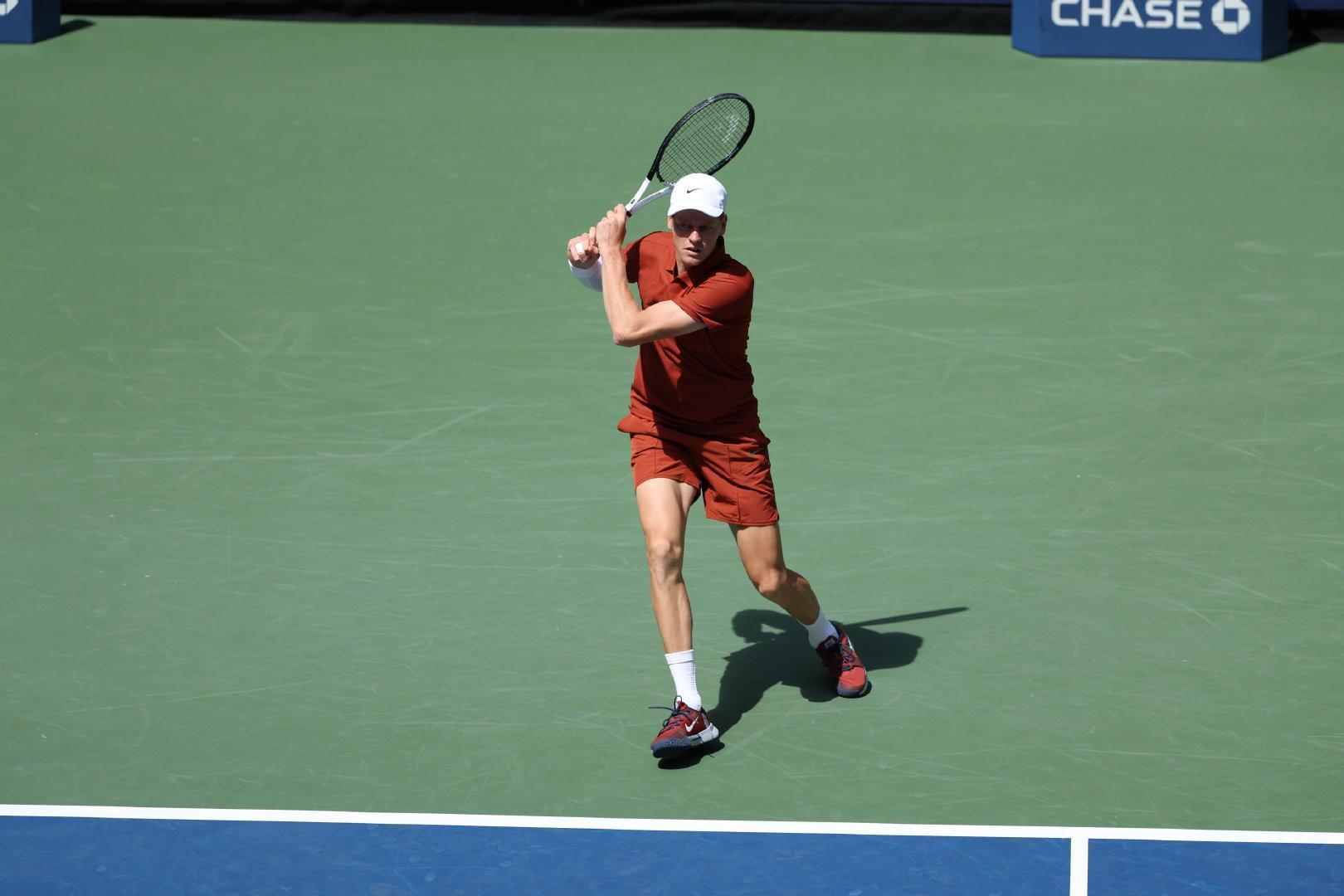 98分钟速胜，辛纳横扫科普里瓦晋级美网男单第二轮