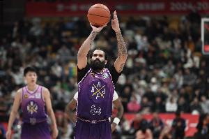 追分时刻连续犯规心态崩了！里勒18中10拿到27分7助 6犯离场