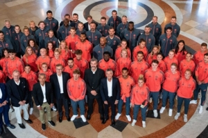 开云移动端-官方：拜仁男足、女足上赛季双双夺冠，球队获巴伐利亚州州长表彰