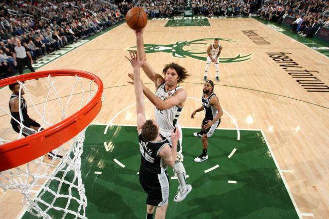 开云移动端-除了爆炸头和殴打吉祥物，罗宾·洛佩斯还有个绝招